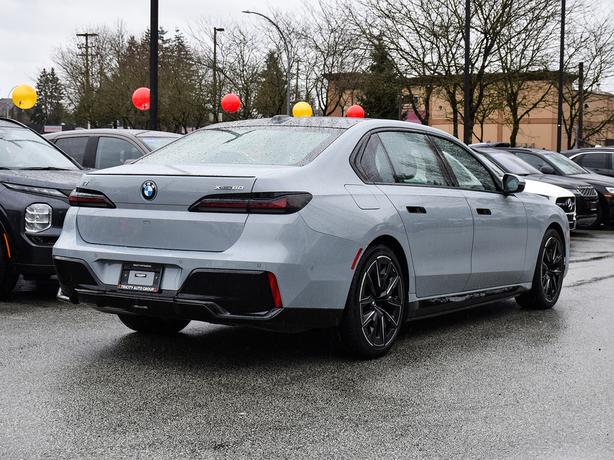 2023 BMW i7 xDrive60 - No Accidents, One Owner! image 5
