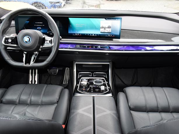 2023 BMW i7 xDrive60 - No Accidents, One Owner! image 8