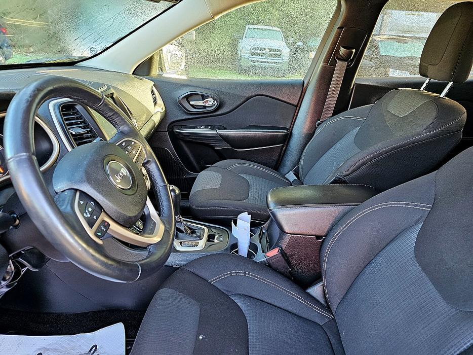 2016 Jeep  Cherokee Latitude display photo