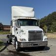 2007 International 9200i Cummins Diesel 10-Speed Tandem Tractor Day Cab thumbnail image 2