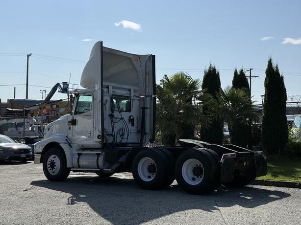 2007 International 9200i Cummins Diesel 10-Speed Tandem Tractor Day Cab image 7