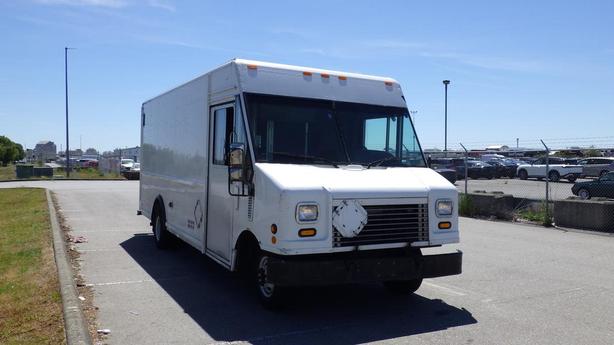 2006 Ford Econoline E-450 Cargo Step Van With Shelving image 2