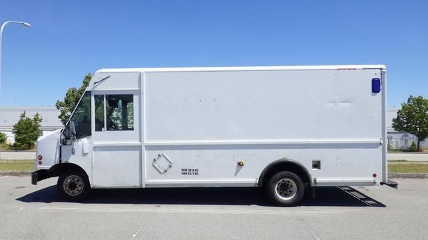 2006 Ford Econoline E-450 Cargo Step Van With Shelving image 6