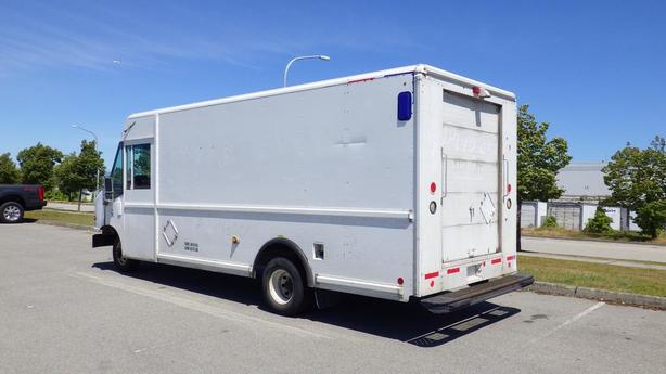 2006 Ford Econoline E-450 Cargo Step Van With Shelving image 7