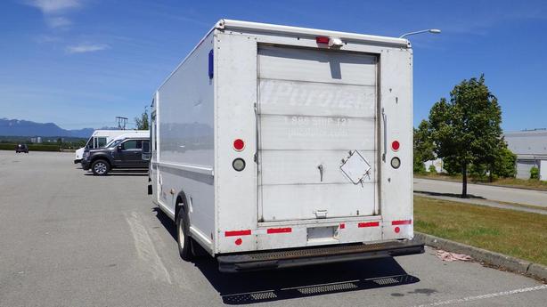 2006 Ford Econoline E-450 Cargo Step Van With Shelving image 8