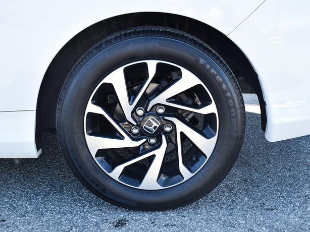 2018 Honda Civic Coupe LX - Manual, Heated Seats, Manager Demo! image 7