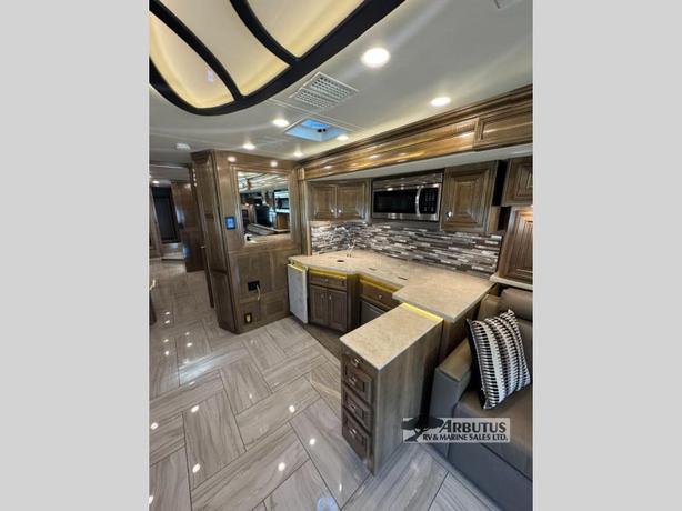 Used 2019 Fleetwood RV Discovery LXE 44H image 2