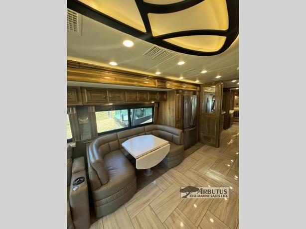 Used 2019 Fleetwood RV Discovery LXE 44H image 3