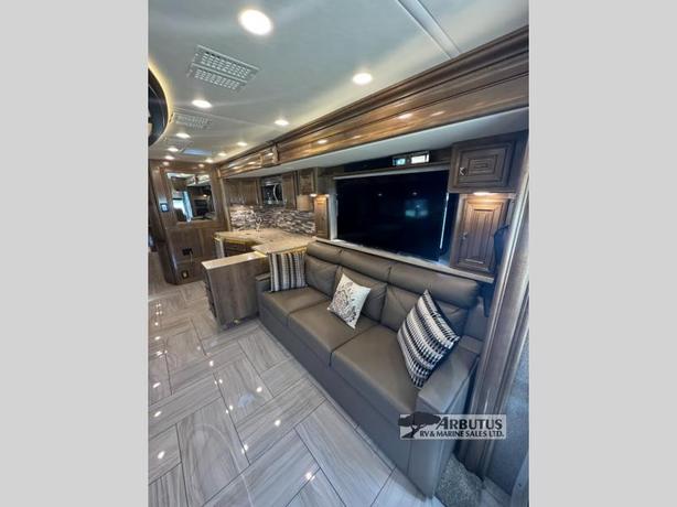 Used 2019 Fleetwood RV Discovery LXE 44H image 4
