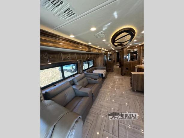 Used 2019 Fleetwood RV Discovery LXE 44H image 5