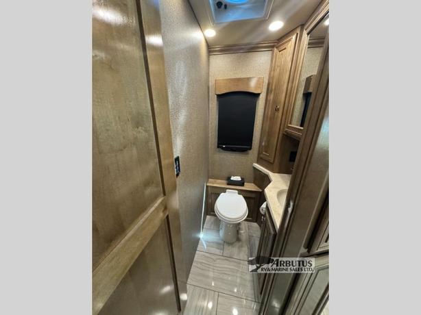 Used 2019 Fleetwood RV Discovery LXE 44H image 6