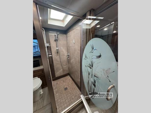 Used 2019 Fleetwood RV Discovery LXE 44H image 7