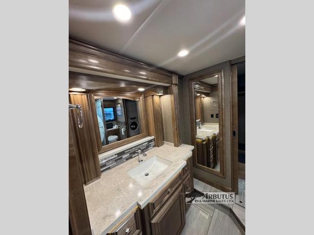 Used 2019 Fleetwood RV Discovery LXE 44H image 8