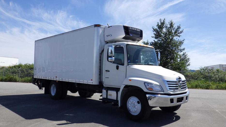 2009 Hino 268 20 Foot Reefer Cube Van Diesel Power Tailgate Hydraulic Brakes display photo