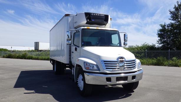 2009 Hino 268 20 Foot Reefer Cube Van Diesel Power Tailgate Hydraulic Brakes image 2