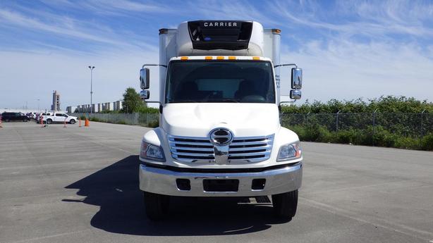 2009 Hino 268 20 Foot Reefer Cube Van Diesel Power Tailgate Hydraulic Brakes image 3