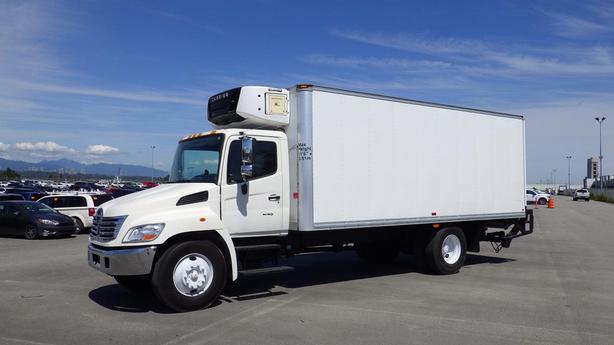 2009 Hino 268 20 Foot Reefer Cube Van Diesel Power Tailgate Hydraulic Brakes image 5