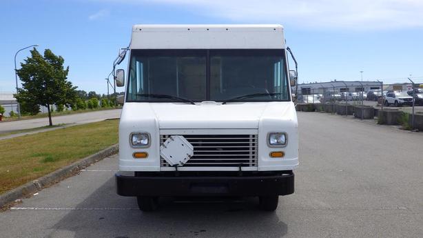 2011 Ford Econoline E-450 Cargo Step Van With Shelving image 3