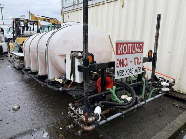 2000 Unknown 1250 Gallon Hook-Lift De-Icer Anti-Icing / De-Icing image 1