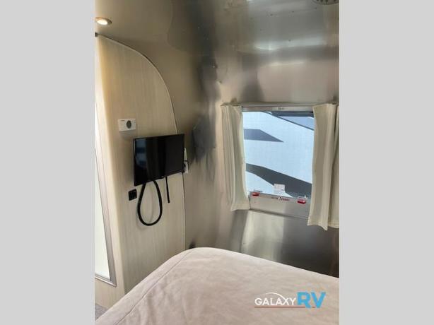 Used 2022 Airstream Flying Cloud 27FB image 7