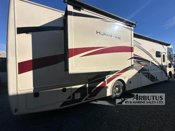 Used 2021 Thor Motor Coach Hurricane 35M image 3