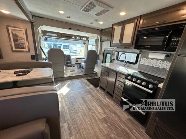 Used 2021 Thor Motor Coach Hurricane 35M image 7