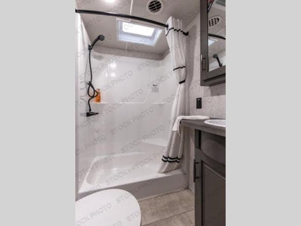 Used 2021 Grand Design Momentum G-Class 353G image 4
