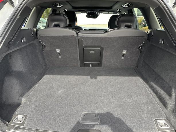 2021 Volvo XC60 R-Design image 8