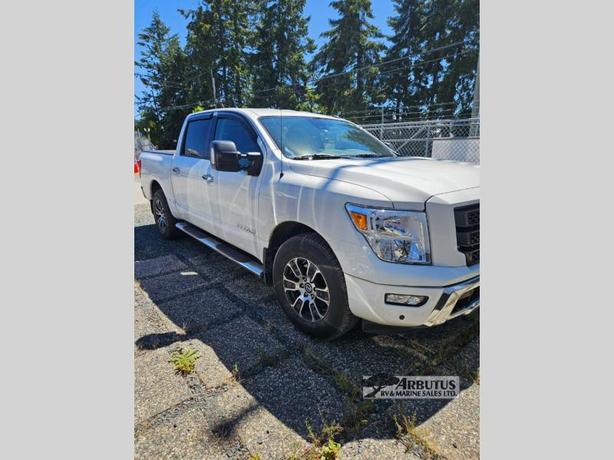 Used 2021 NISSAN TITAN SV 4X4 image 1