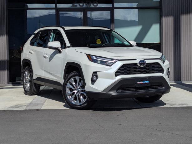 2022 Toyota RAV4 XLE - Sunroof, AWD, Heated Seats image 4
