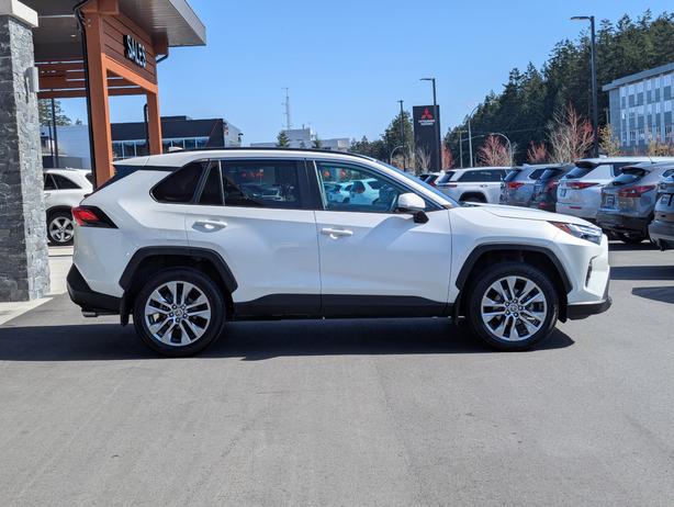2022 Toyota RAV4 XLE - Sunroof, AWD, Heated Seats image 5