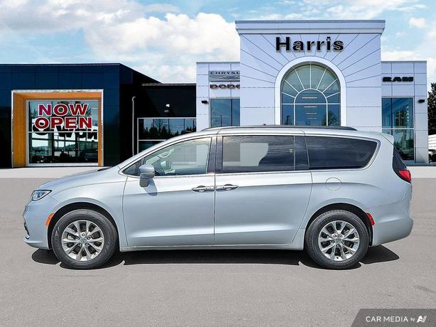2022 Chrysler Pacifica Touring L AWD | No Reported Accidents | One Owner! image 3