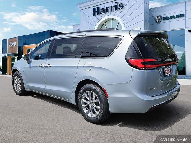 2022 Chrysler Pacifica Touring L AWD | No Reported Accidents | One Owner! image 4