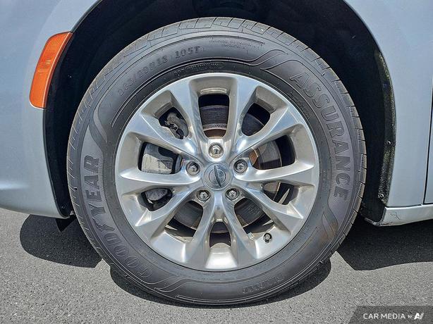 2022 Chrysler Pacifica Touring L AWD | No Reported Accidents | One Owner! image 6