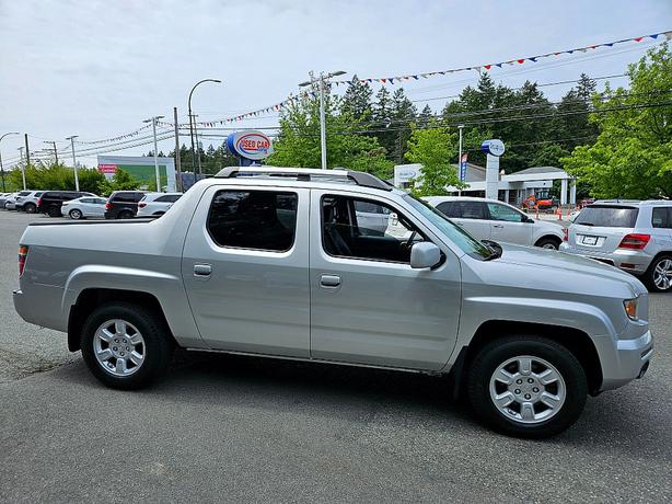 2006 Honda  Ridgeline RTL with MOONROOF image 2