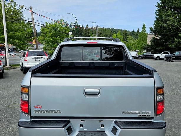 2006 Honda  Ridgeline RTL with MOONROOF image 3