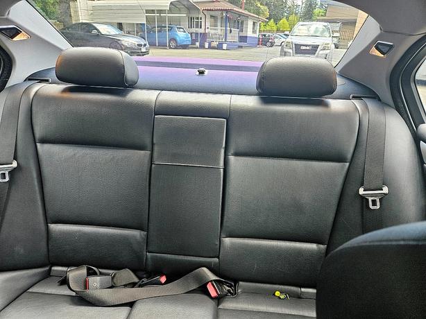 2002 BMW  325xi image 7