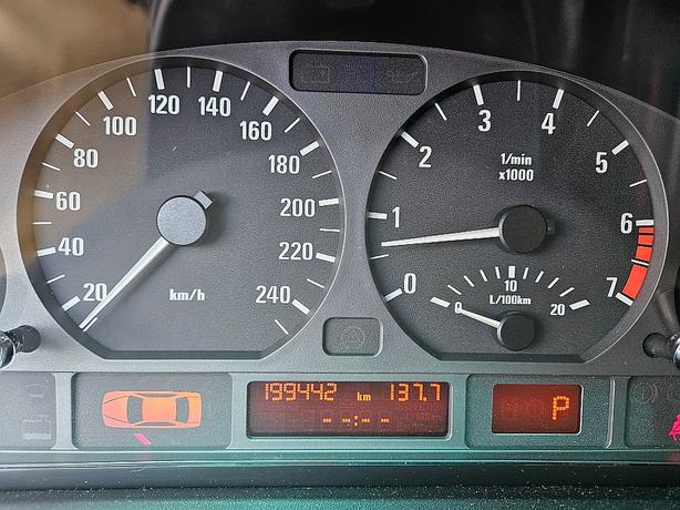 2002 BMW  325xi image 8