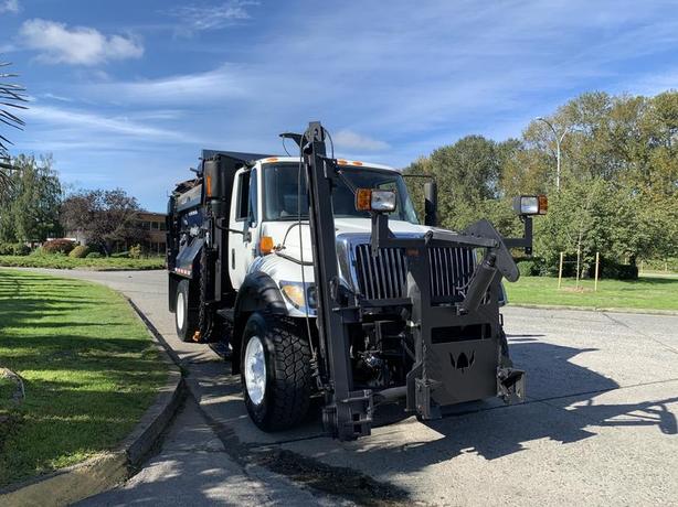 2007 International 7300 Dump Truck With Plow and Spreader Diesel image 2