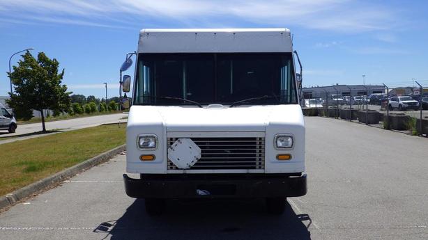 2011 Ford Econoline E-450 Cargo Step Van With Shelving image 3