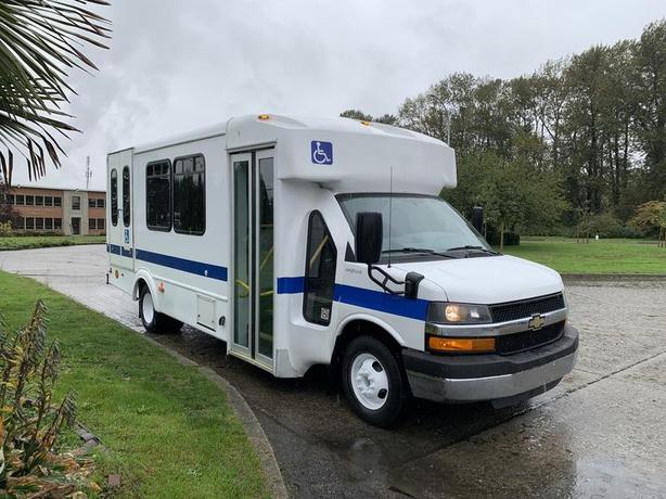 2015 Chevrolet Express G4500 11 Passenger Wheelchair Accessible Shuttle Bus image 2