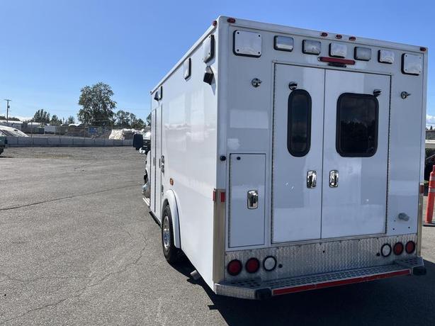 2016 Chevrolet Express G3500 Cube Van Ex Ambulance image 4