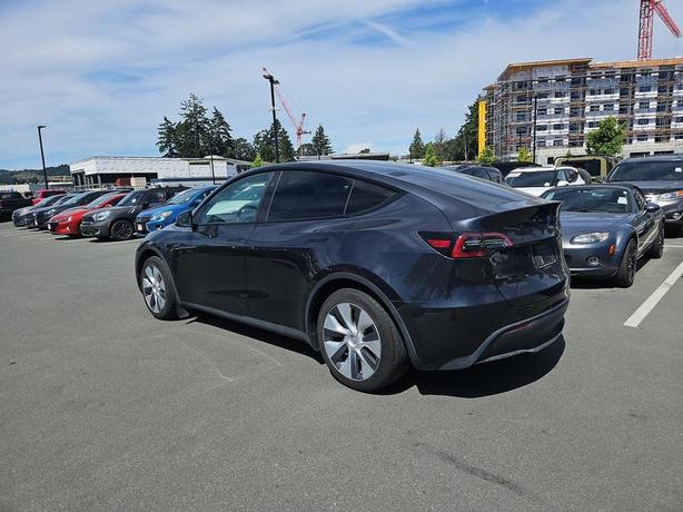 2024 Tesla Model Y RWD *Ltd Avail* Sport Utility | One Owner | No Reported Accid image 4
