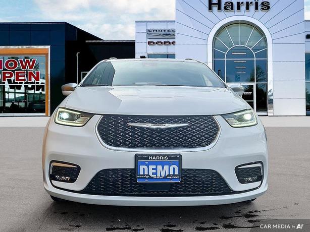 2024 Chrysler Pacifica Hybrid Pinnacle image 2