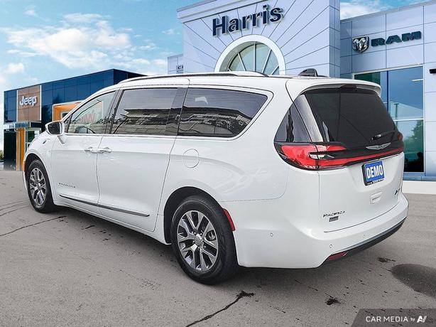 2024 Chrysler Pacifica Hybrid Pinnacle image 4