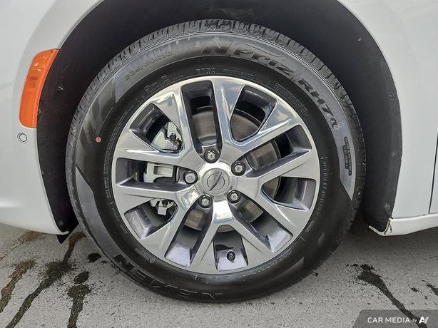 2024 Chrysler Pacifica Hybrid Pinnacle image 6