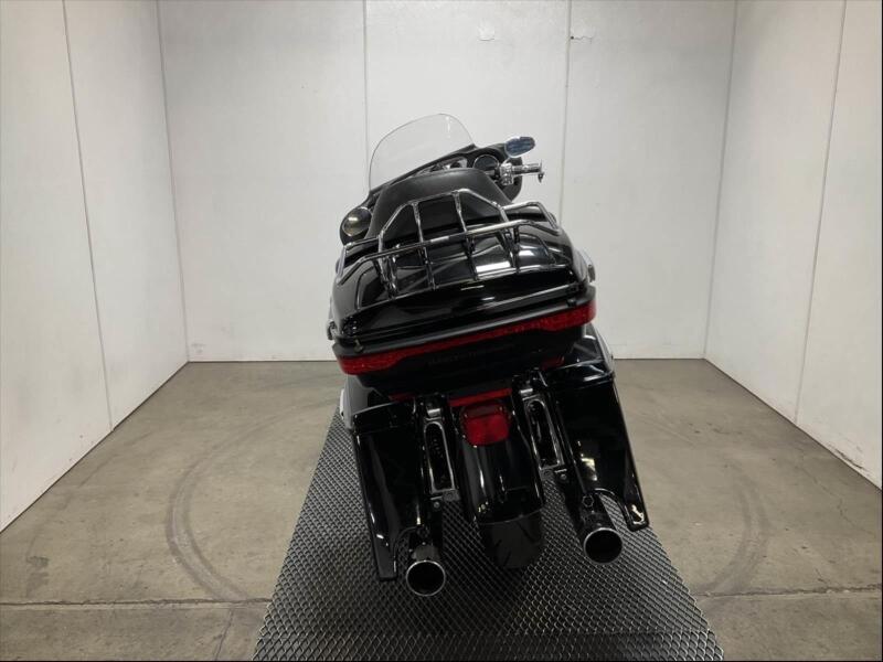 2017 Harley-Davidson Flhtcu Electra Glide Ultra Classic Motorcycle display photo