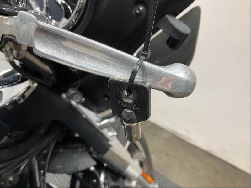 2017 Harley-Davidson Flhtcu Electra Glide Ultra Classic Motorcycle display photo