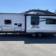 2016 Jayco 265RLSW 26 Foot Travel Trailer With 1 Slide Out thumbnail image 7