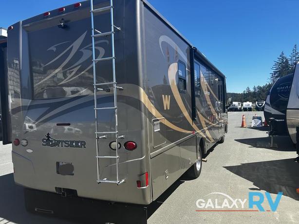 Used 2010 Winnebago Sightseer 33 image 2